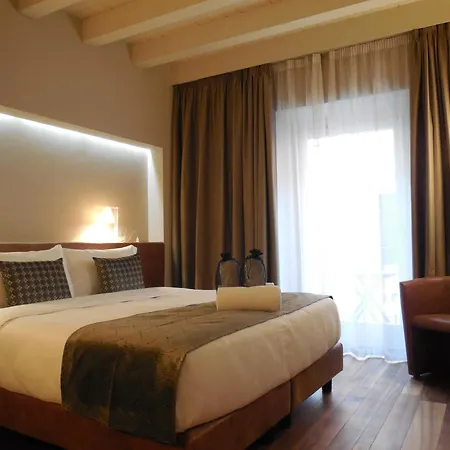 Palazzo Ai Capitani 4* بسكييرا ديل غاردا